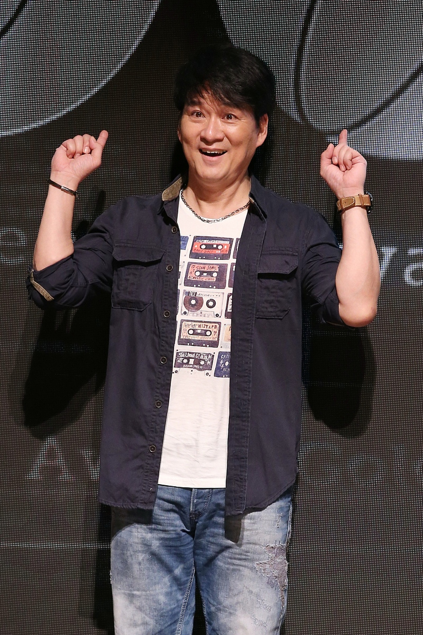 周华健是实力派歌手的代表,他通过自学和努力成为了音乐传奇