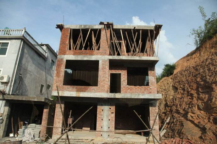 为什么很多人不住农村,却要在农村盖房子?这个回答很现实