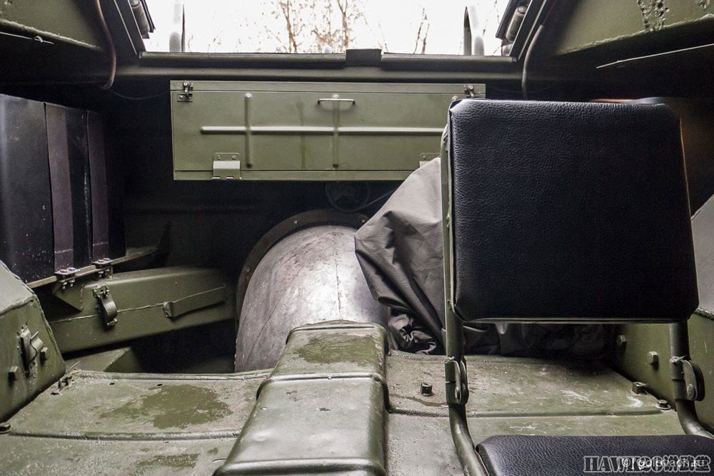 brdm-1装甲侦察车上路引发民众围观 俄罗斯武器收藏家的最爱