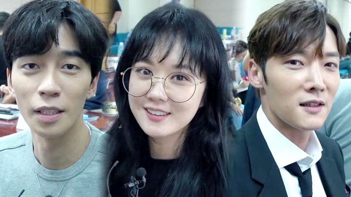 5.张娜拉 申成禄 崔振赫 架空皇室题材剧《皇后的品格》 定档11月21日