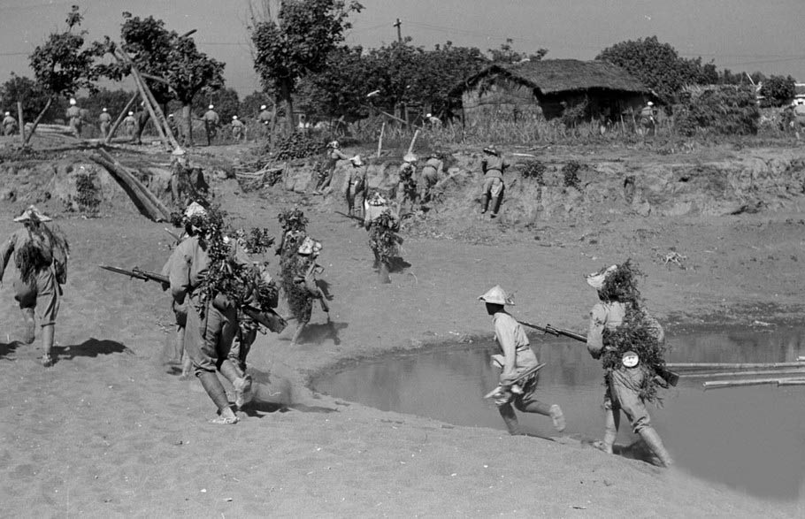 实拍1950年台湾国军演习训练照:精神状态不佳,图4模仿解放军
