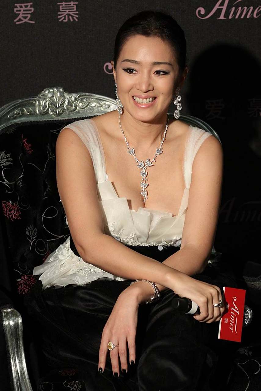 被54岁巩俐惊艳了,仅凭一袭白色蕾丝连衣裙气场开挂,优雅又大气#我要