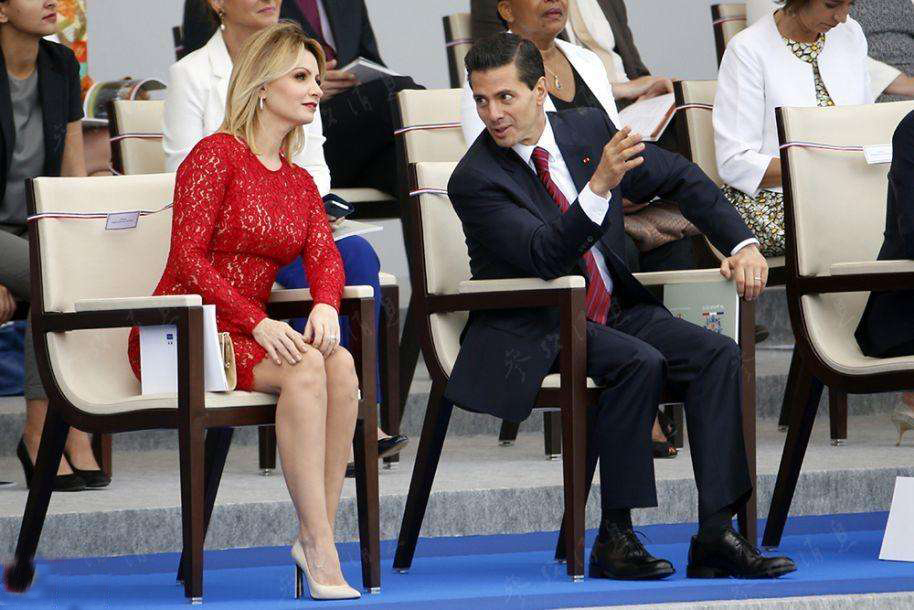 各国第一夫人坐姿,约旦王后优雅与性感并存,最后一位让人很惊艳