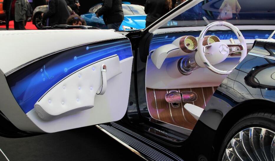 实在是太漂亮了!全新奔驰迈巴赫s650敞篷车炫酷登场,亮瞎眼了