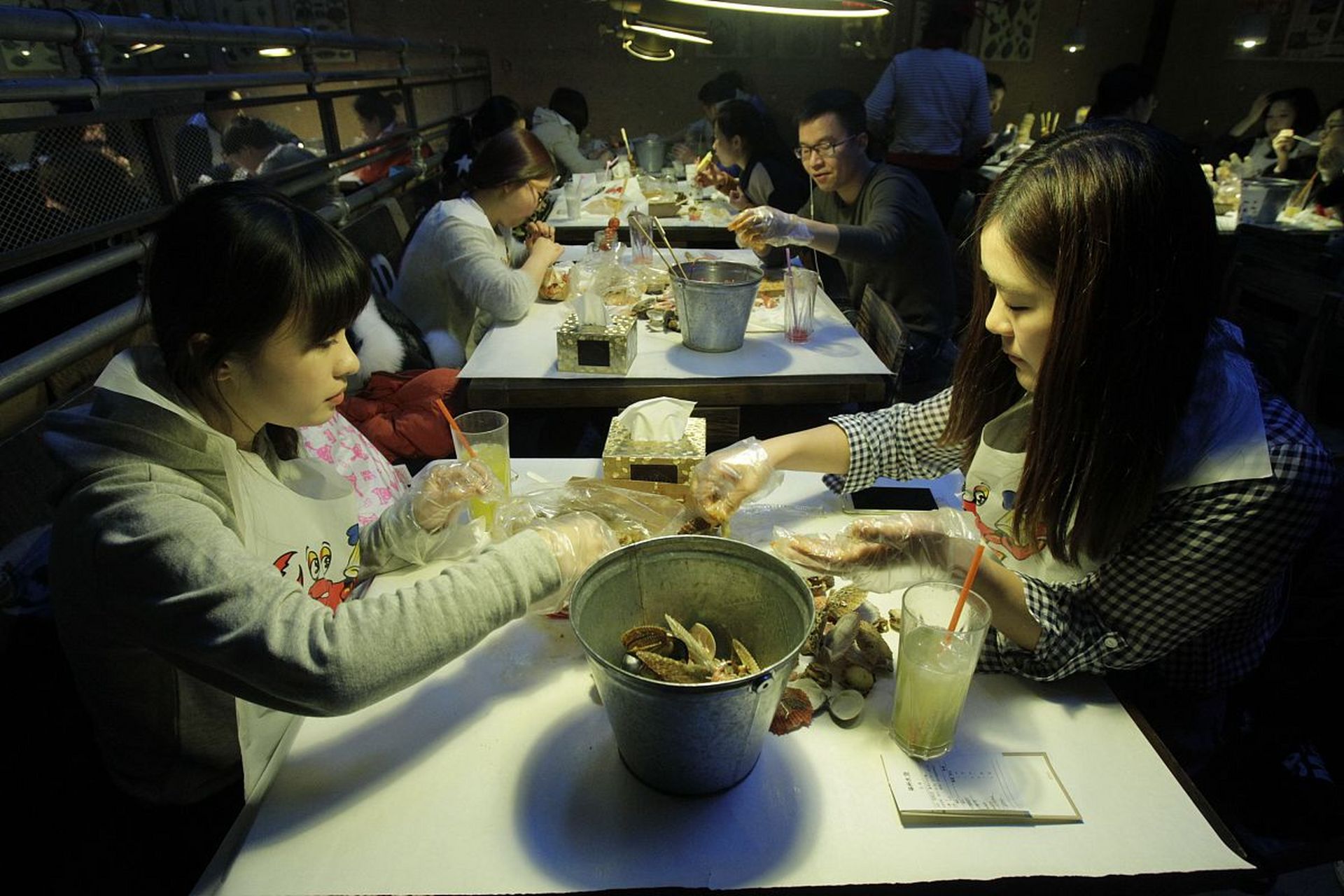 近日,山东淄博,一位大学生吃饭付餐具费吃完将餐具全带走,引发关注.