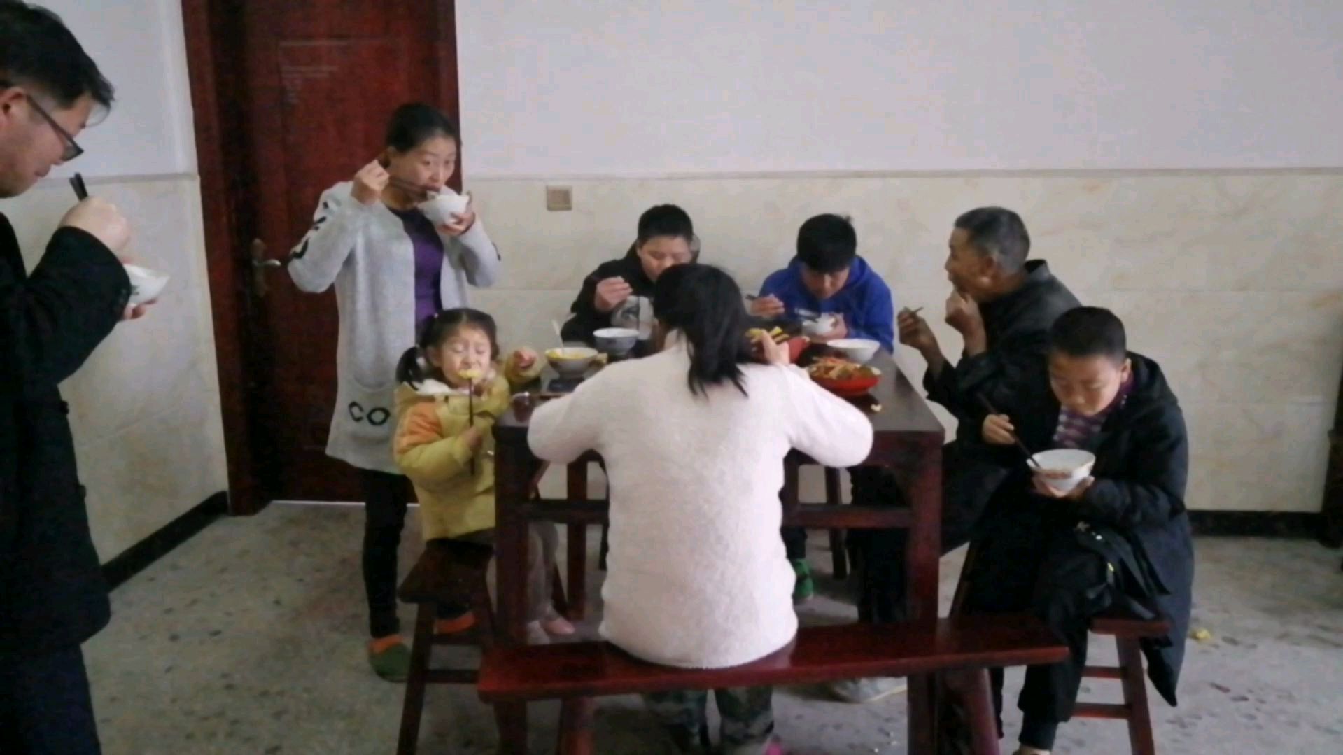 美琴拿排骨和玉米,年豆腐做了道火锅,味道鲜美,大家都抢着吃