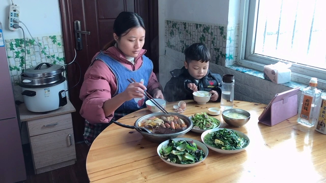 静静的日常:芹菜炒肉 韭莱炒鸡蛋 炒小青菜 一盆麻辣烫