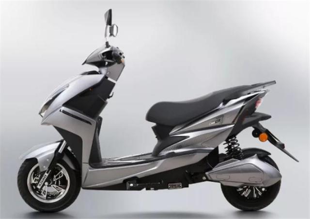 小刀电动车又发力,液晶仪表,1200w电机,最大续航95公里