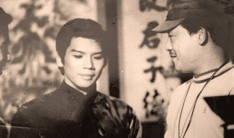 看了向华强年轻时候的照片,总算明白为啥成龙怕他,关之琳爱他了