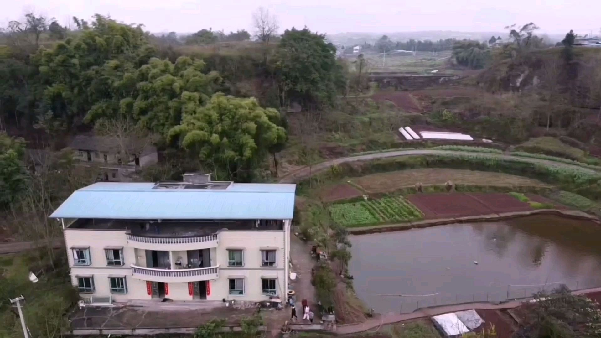 两兄弟花50万在农村自建房,旁边还有鱼池,让城里人羡慕!