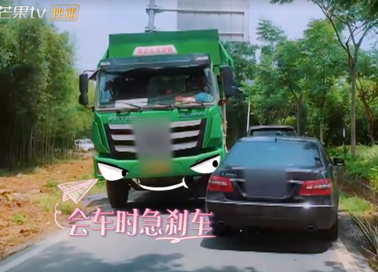 程麗莎開車出意外,抱怨車太舊,讓張傑送車來,謝娜一句話太尷尬