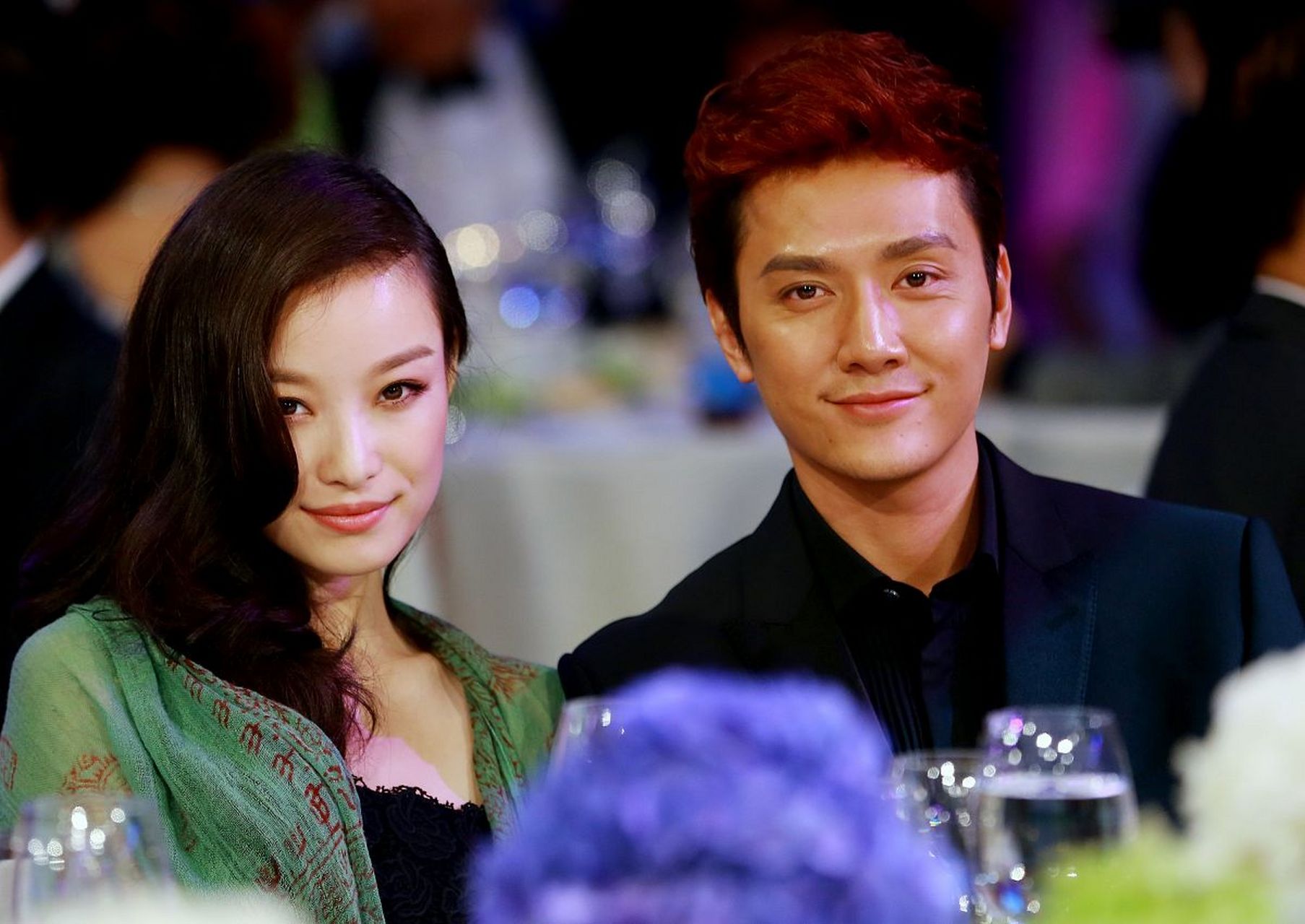 2012年的芭莎明星慈善夜,倪妮与冯绍峰同框亮相.
