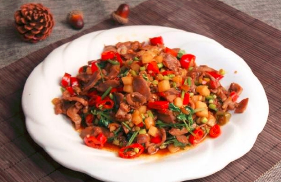 色香味俱全,麻辣鲜香的酸辣鸡杂,一道让人食欲暴增的美食