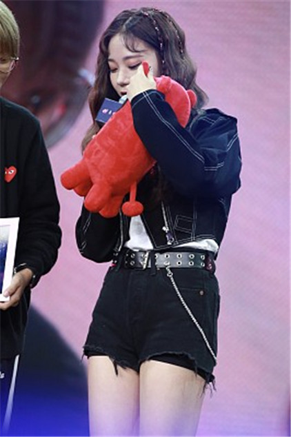 "火箭少女"见面会,张紫宁穿短裤秀美腿,可爱比耶