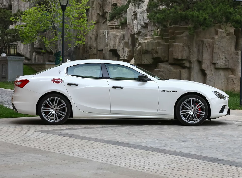 内饰简洁大方的玛莎拉蒂ghibli3.0t gransport 350hp 运动版