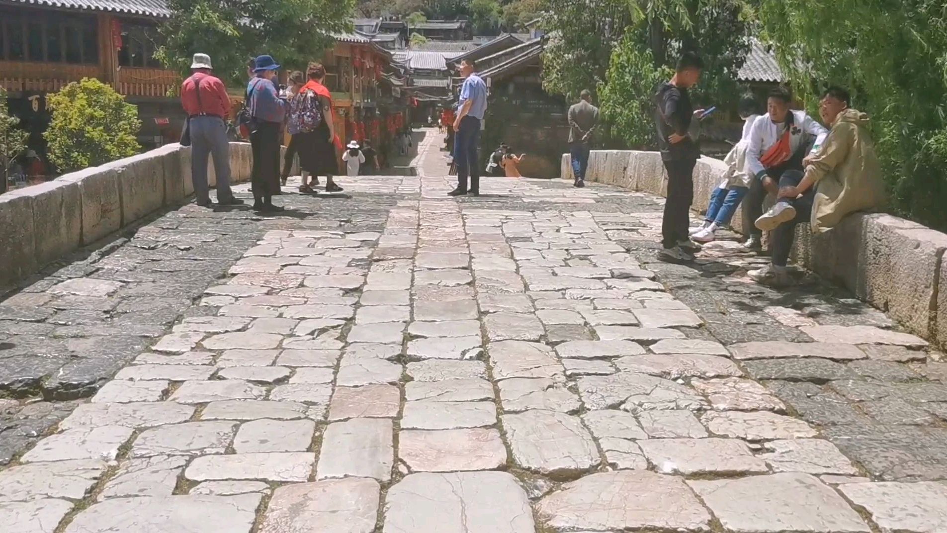 旅游业占丽江GDP的78%,对丽江的影响大吗?带大家逛束河古镇看看