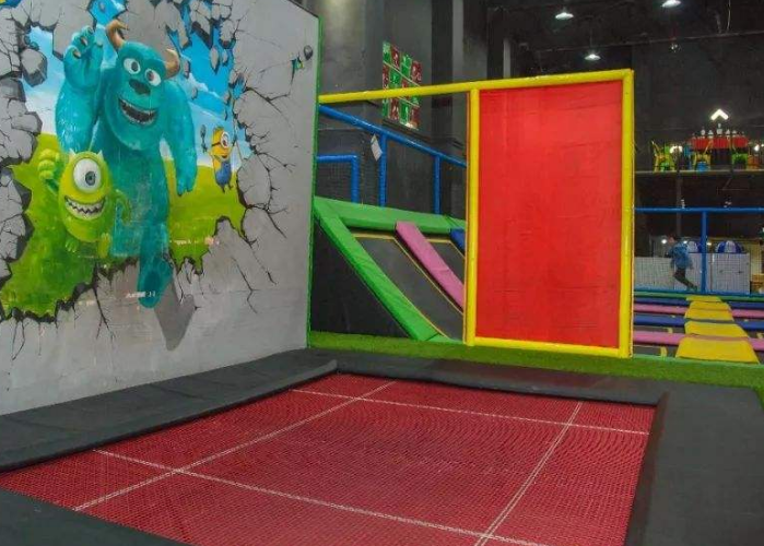 蹦床,是一种有弹性的网状长方形床式体育运动器械,也叫弹网运动