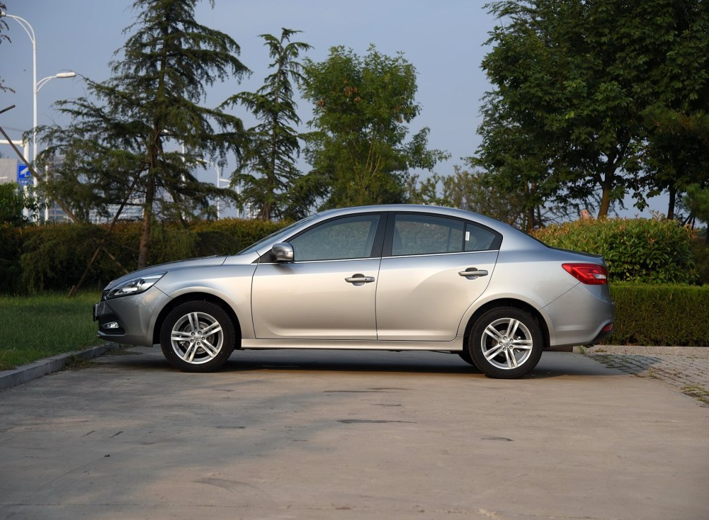 试驾评测一汽骏派a70:时尚的外观,豪华的内饰,超大的空间