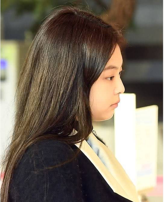 金智妮素颜照曝光,双眼呆滞憔悴不已,平常看到的是她本人?