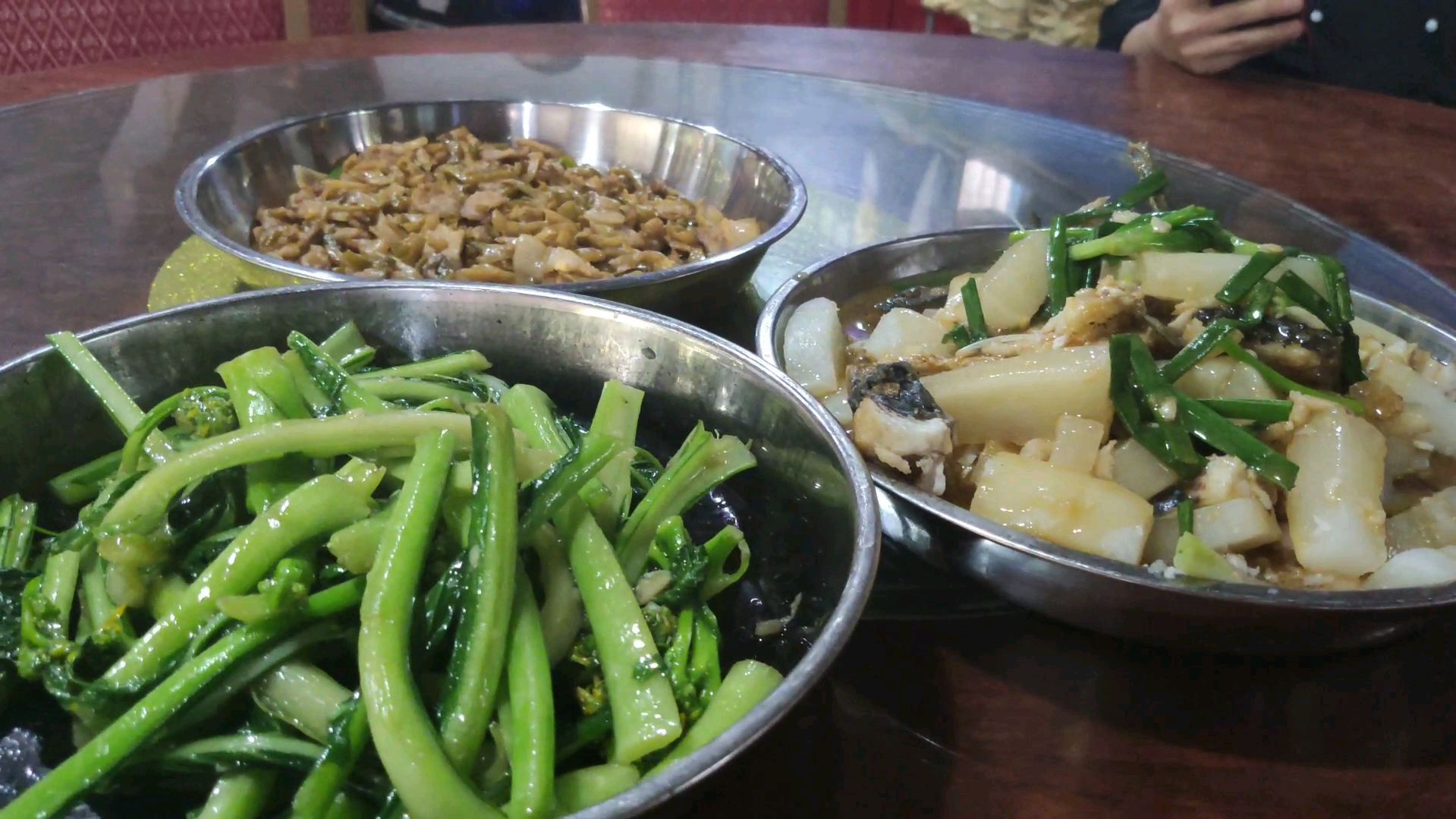 荔香员工餐之十八:丝瓜汤+猪肉炒榨菜+萝卜焖鱼块