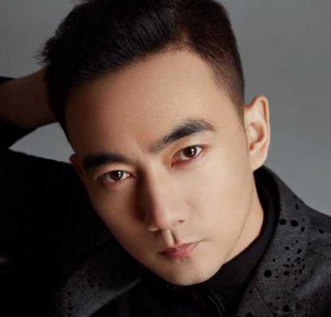 夏德俊冬日写真,温暖与酷帅结合,释放多重魅力