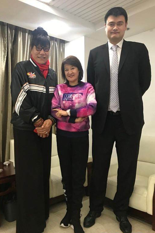 身高206cm的"女巨人"郑海霞,老公比她矮16cm,两人生活
