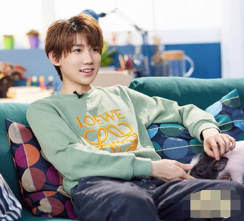 小鲜肉都"娘"?看完王源的"举铁照",网友:真正男子汉啊!