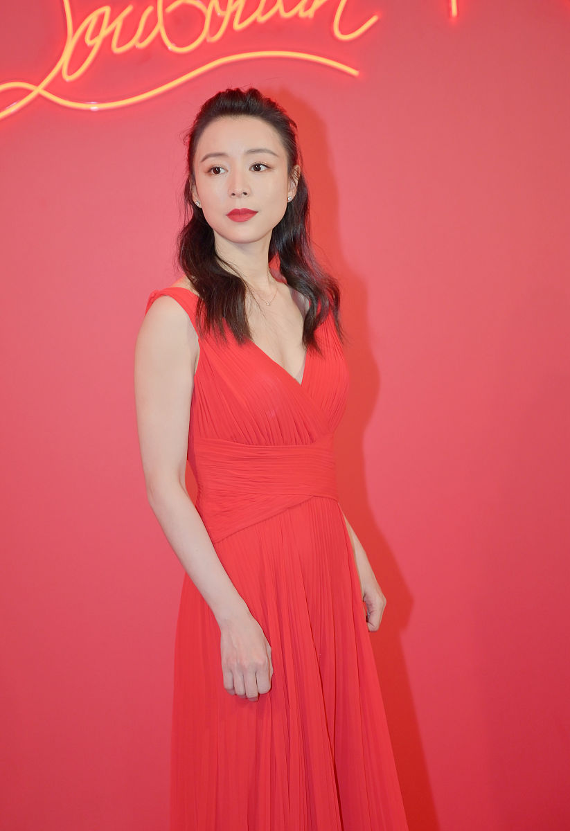 张静初穿搭:红色长裙半马尾卷发风情万种