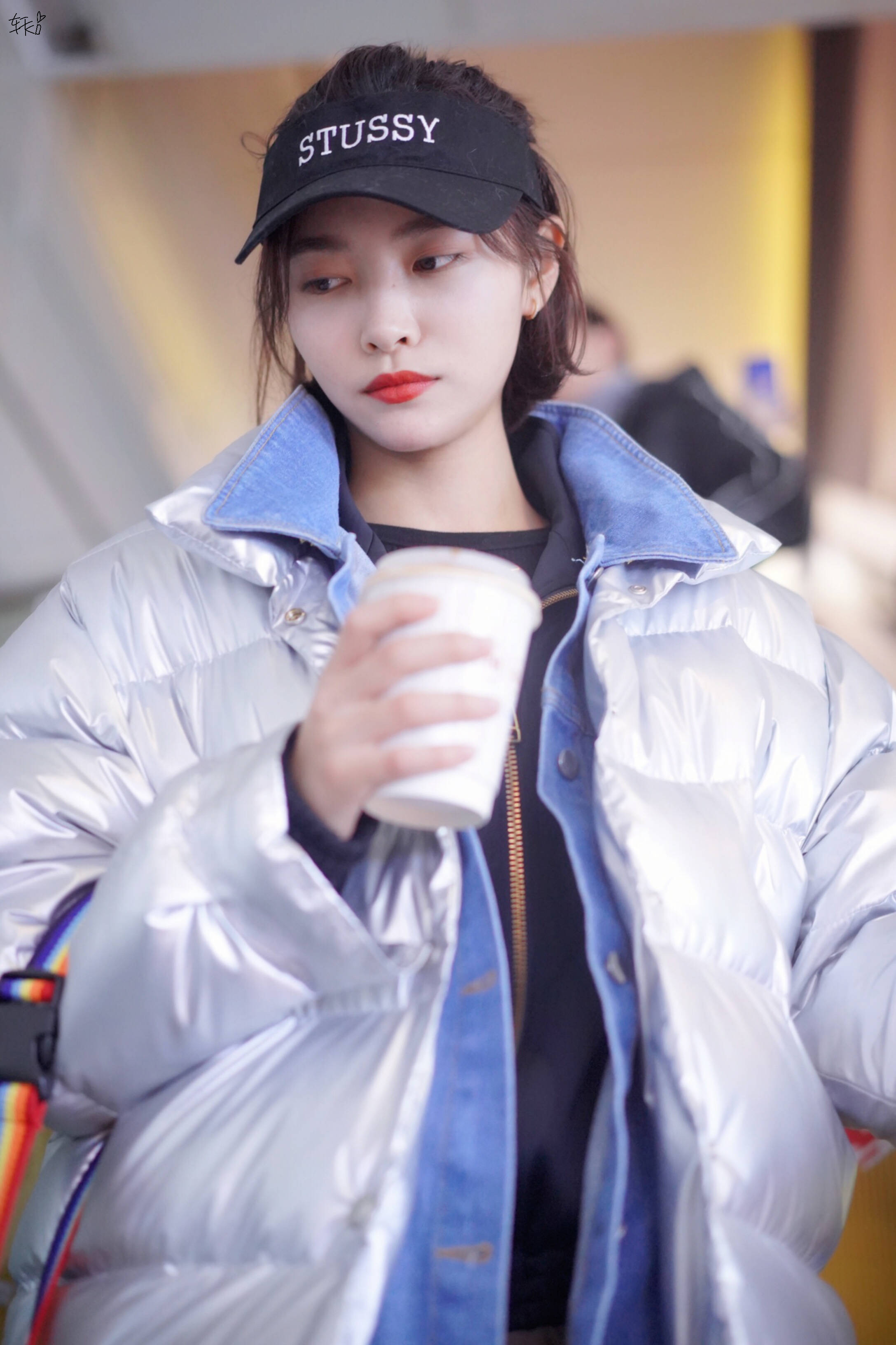 许佳琪戴棒球帽穿银色羽绒服现身机场,皮肤白皙笑容灿烂
