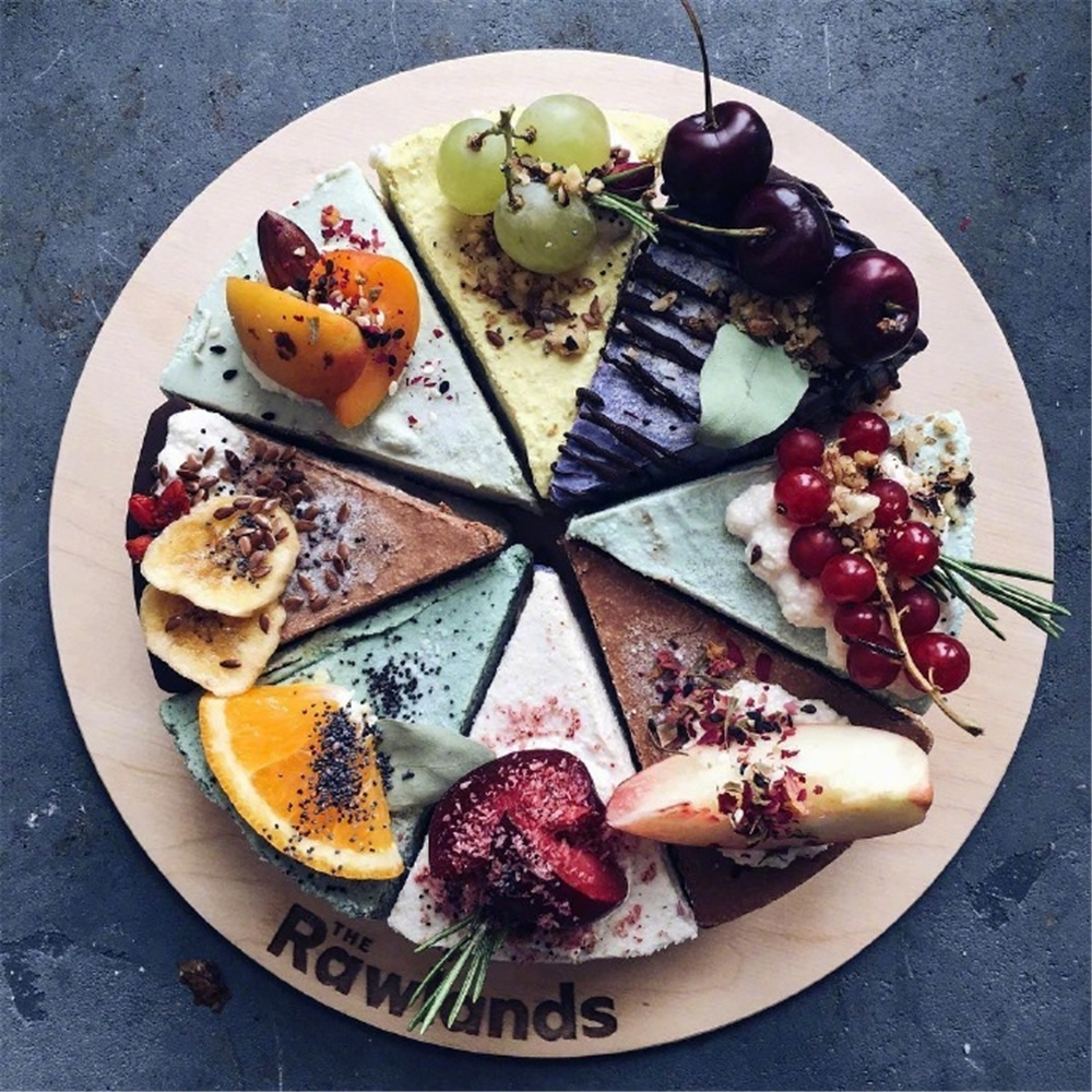 美食新视界:彩色水果披萨蛋糕吃过没?看上去好腻啊