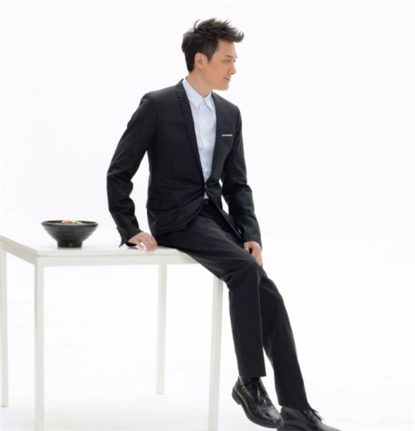 冯绍峰:完美的身材比例,看这逆袭的大长腿,着实让人心动