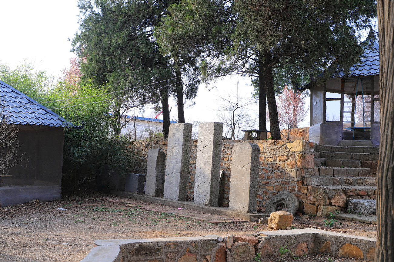 沂南县青驼镇迎旗山秀丽,山下有古长春寺遗址