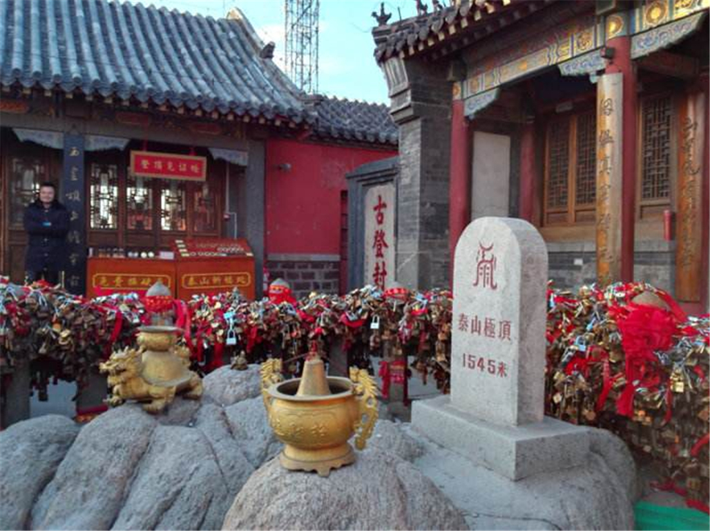 今年泰山极顶玉皇庙,禁止烧香燃烛后,游客们反而有些不适应!