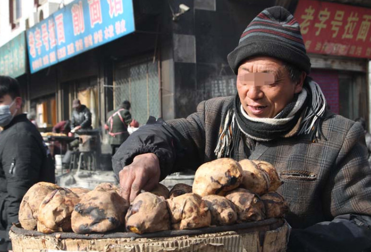 大爷的烤红薯卖了10多年,顾客如云,最害怕的就是这门手艺失传