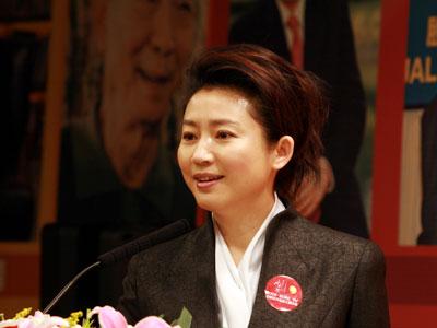 她是央视最美主持,为事业放弃婚姻,再婚嫁副委员长至今膝下无子