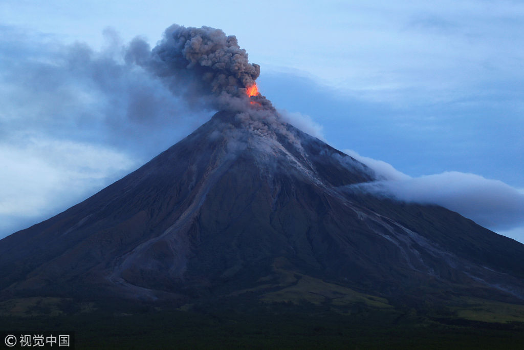 菲律宾马荣火山持续喷发 火山灰直冲云霄