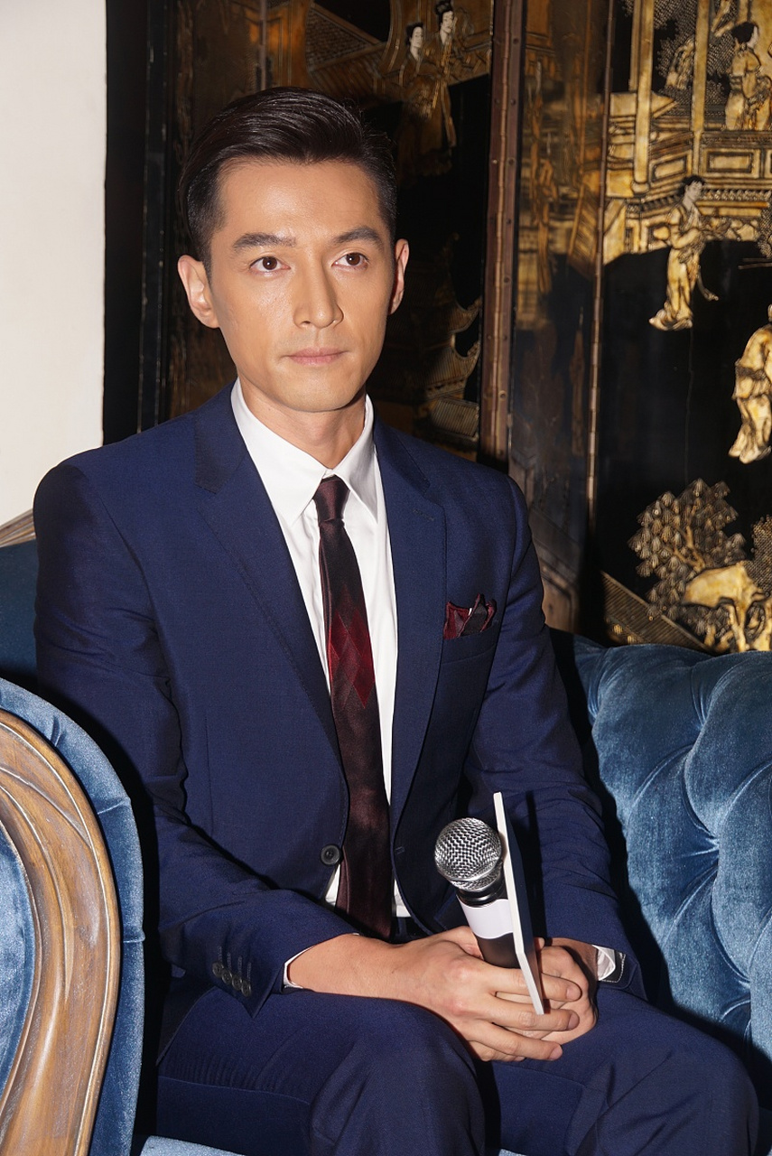 胡歌在走红毯的时候把吴磊抱着举起来了,当时的几连拍可以说是给红毯