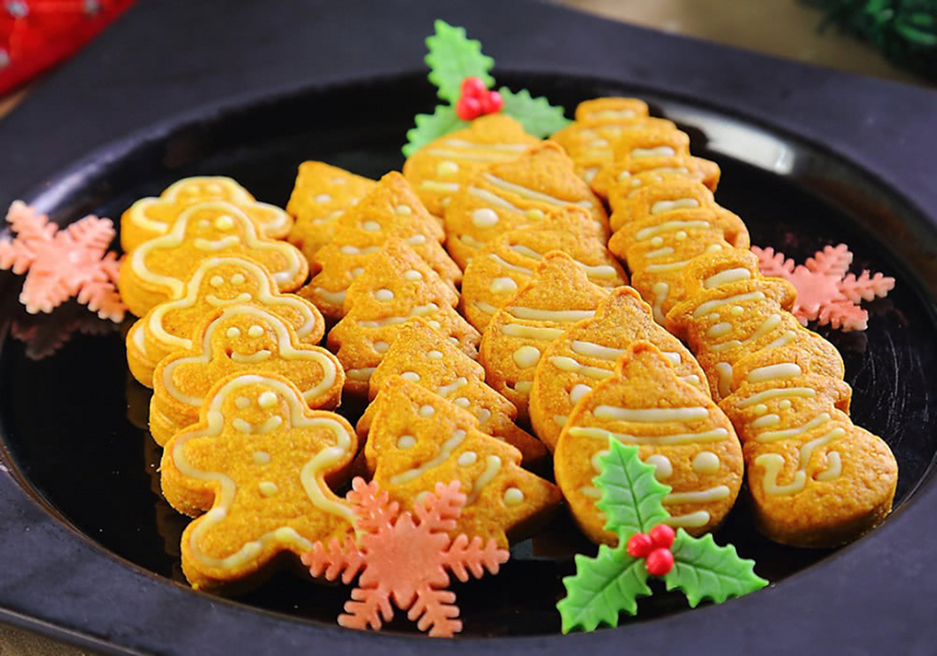 圣诞爆款美食# 姜饼是一种介于蛋糕与饼干口感的点心,因可存放较长