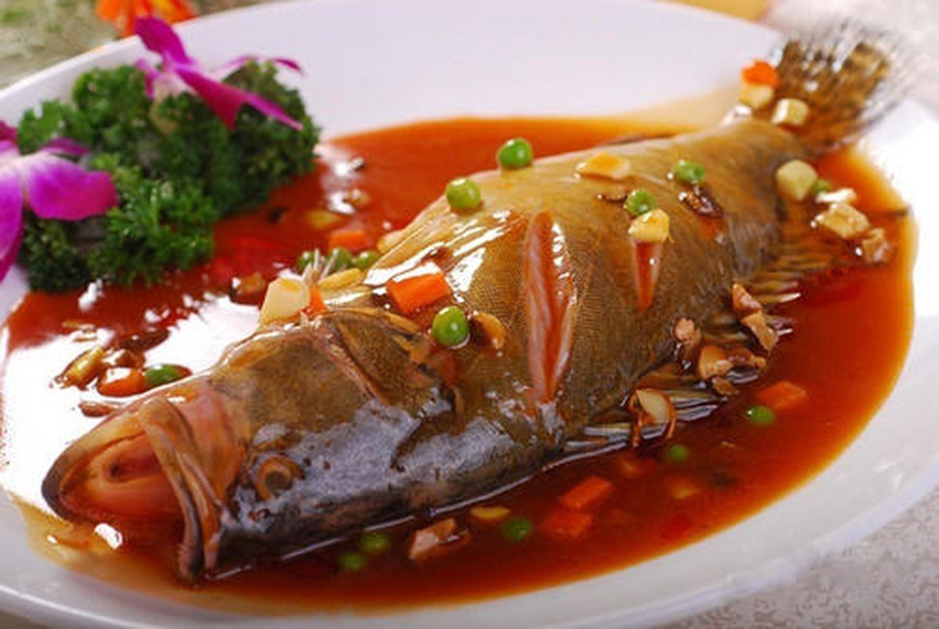 黄山臭鳜鱼,又名腌鲜鳜鱼,所谓"腌鲜",在徽州土话中就是臭的意思,这"