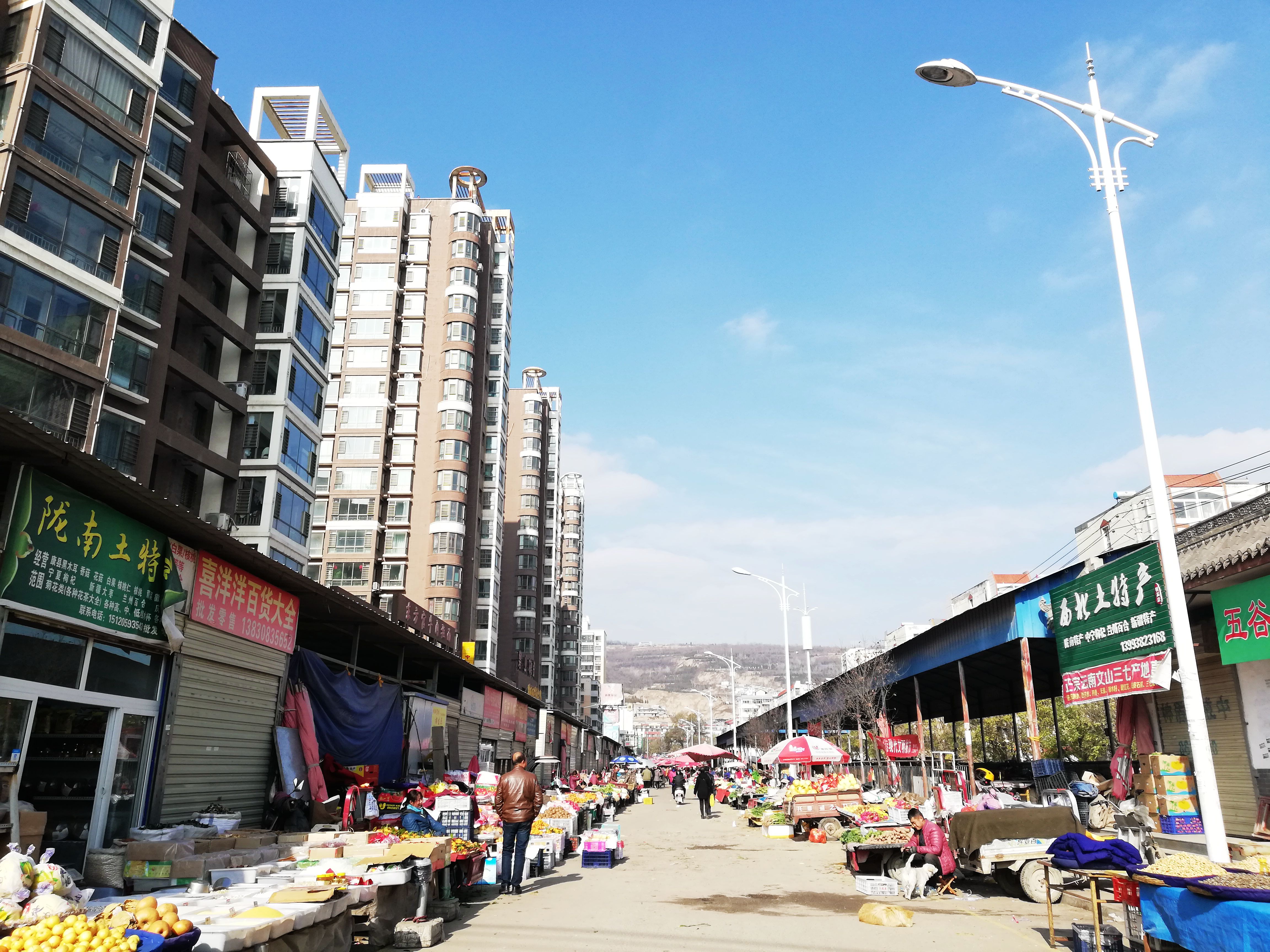 海南女孩旅行甘肃,探访天水市区的菜市场,这也太亲民了吧!