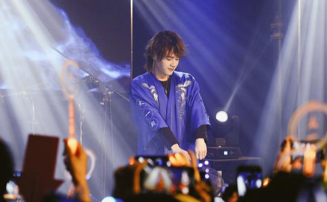 最新一期《歌手》太一奇袭华晨宇,台上有表现力,台下却很呆萌!