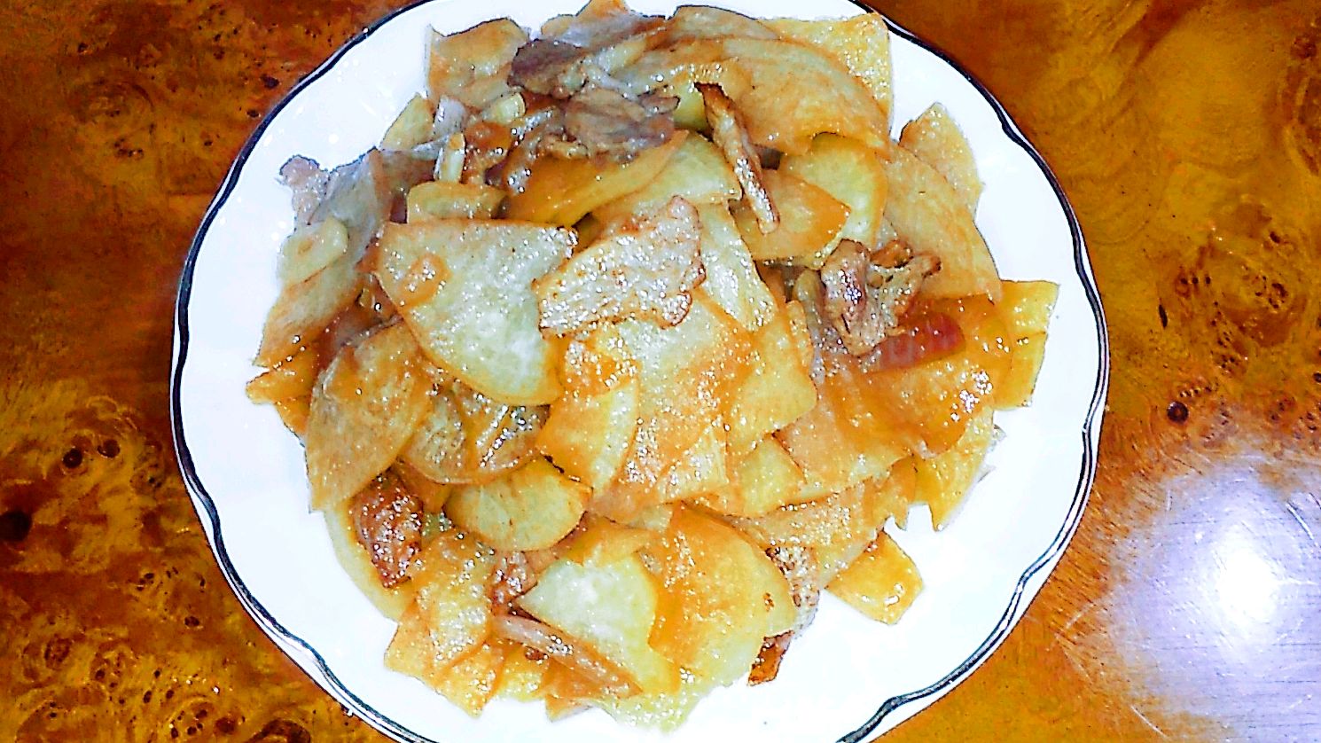 白萝卜炒肉片好吃不止一点点,肉味渗入到白萝卜里,太香了
