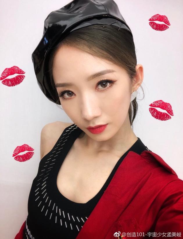 孟美岐出席活动台上发言 台下黑粉大喊:下去吧!