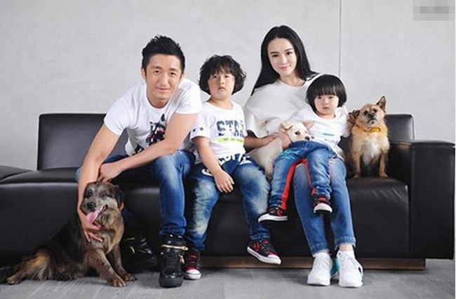 冉莹颖再晒三胎孕照,甜美动人,邹市明轻抚老婆孕肚,大秀恩爱!