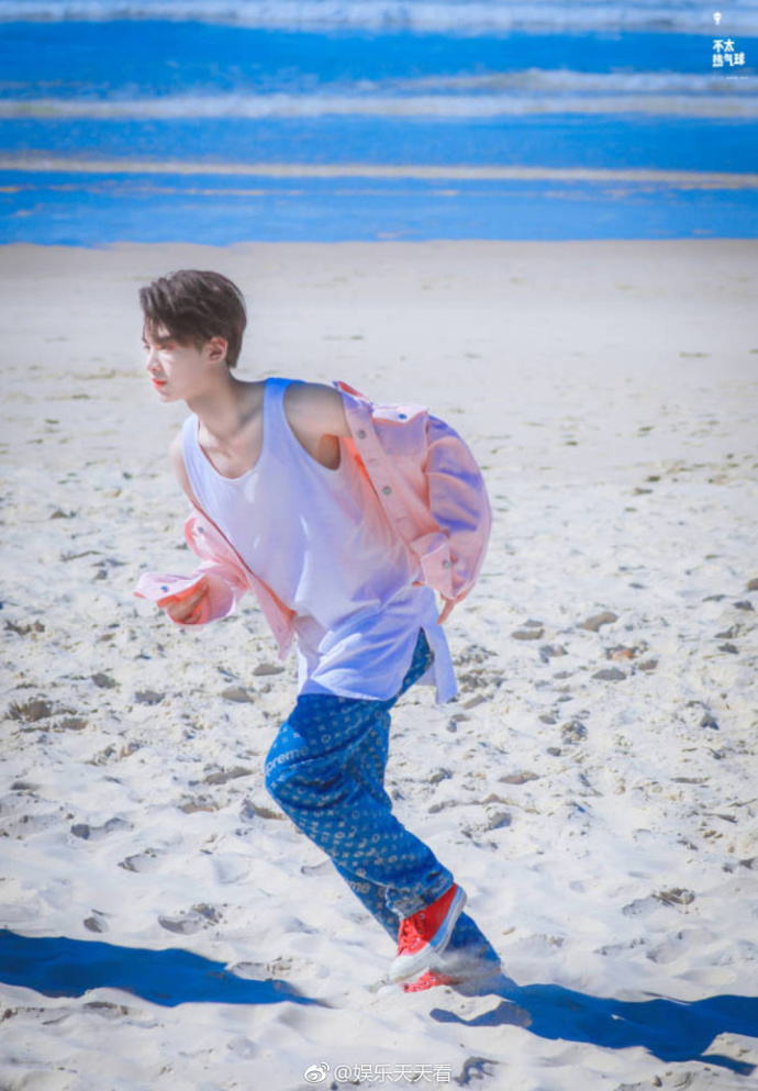 黄明昊justin澳洲录制花絮图,蓝天沙滩浪花 水蜜桃味粉色大男孩,清澈