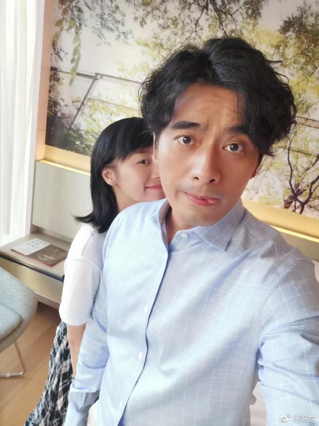 陈龙为爱妻章龄之庆生 甜蜜称呼"背后的女人"