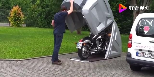 德国发明摩托车折叠"车库":想放哪放哪,不被雨淋不怕小偷