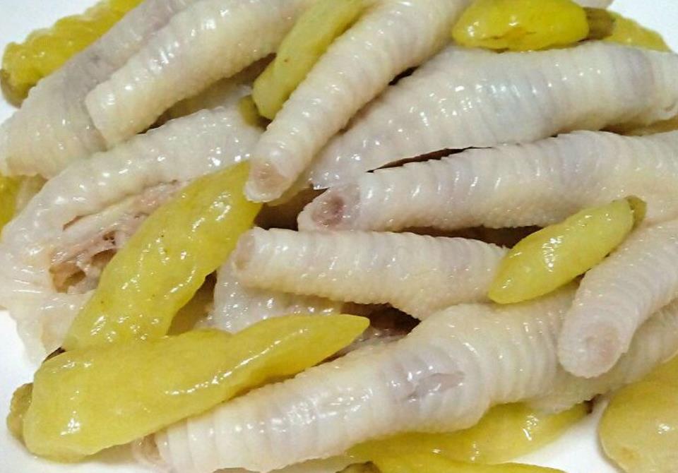泡椒凤爪切勿煮熟就直接腌,多加一步,鸡爪又香又脆