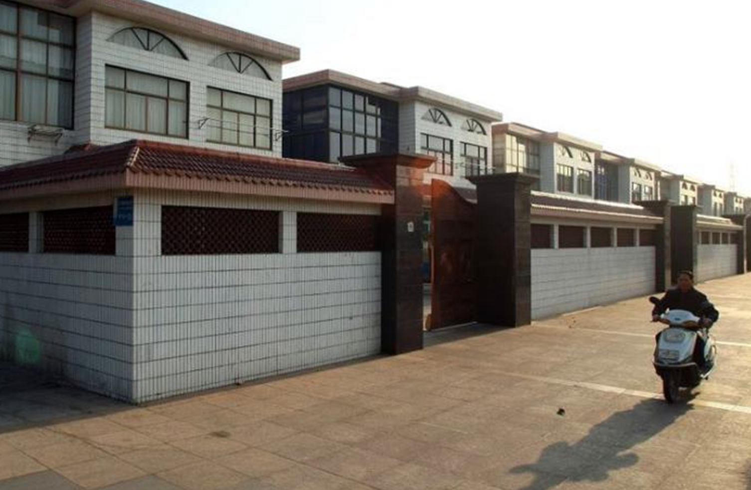 长江村为每户提供一套别墅,给每个村民2万元,让长江村民家家住别墅及