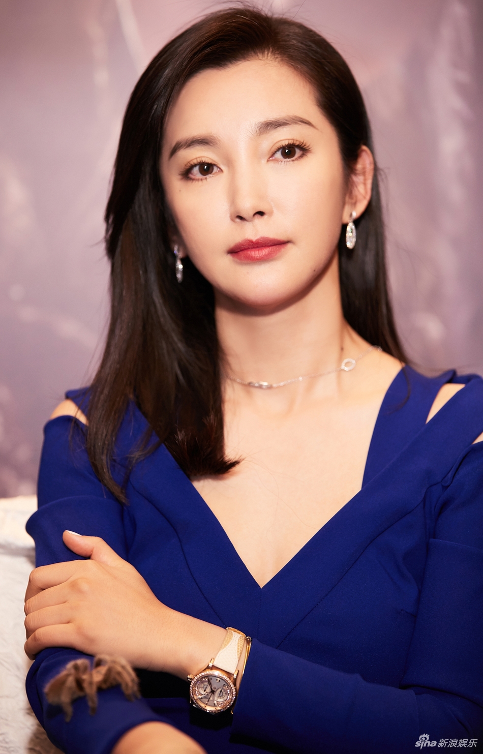 李冰冰携爱宠"火龙果"出镜直播